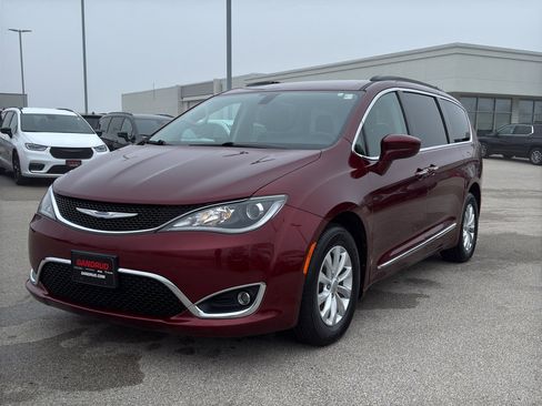 Used 2017 Chrysler Pacifica Touring-L image 2