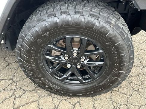 Used 2022 Jeep Gladiator Sport image 7