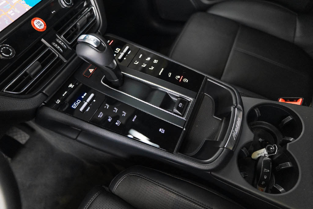 Certified 2025 Porsche Macan AWD/4WD image 23