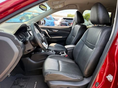 Used 2018 Nissan Rogue SV w/ Premium Package FWD image 12