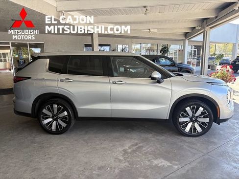 Used 2025 Mitsubishi Outlander SE FWD image 2