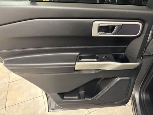 Used 2022 Ford Explorer XLT image 16