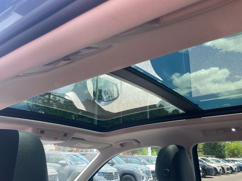 Certified 2022 Volkswagen Tiguan SE w/ Panoramic Sunroof Package AWD/4WD image 19