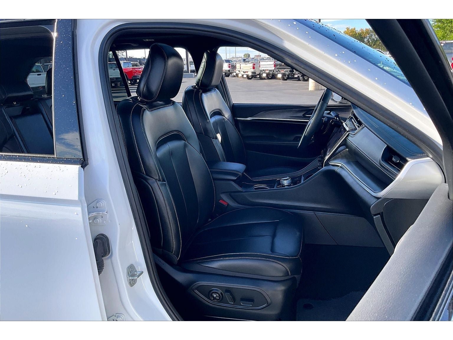 Used 2024 Jeep Grand Cherokee Limited w/ Black Appearance Package AWD/4WD image 8