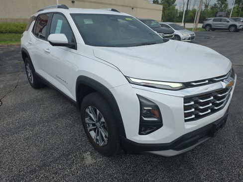Used 2025 Chevrolet Equinox LT w/ Convenience Package II FWD image 2