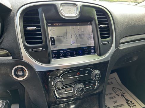 Used 2018 Chrysler 300 Limited image 35