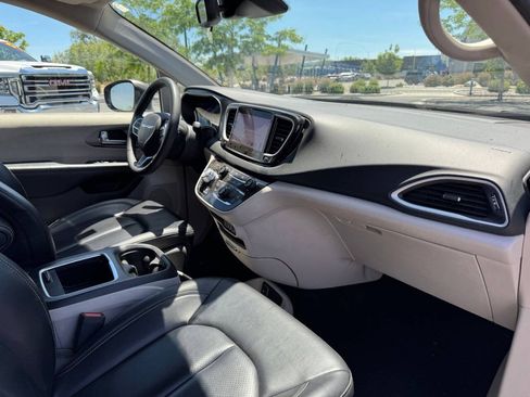 Used 2023 Chrysler Pacifica Touring-L FWD image 17
