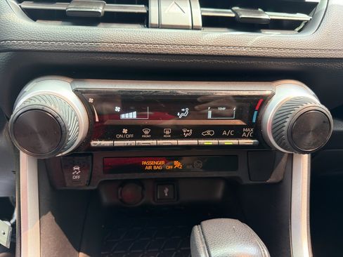 Used 2020 Toyota RAV4 LE FWD image 27