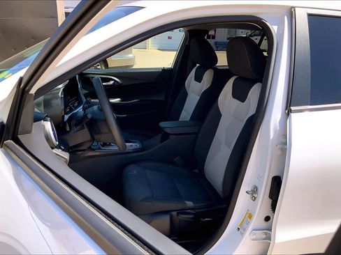 Used 2025 Chevrolet Trax LS image 8