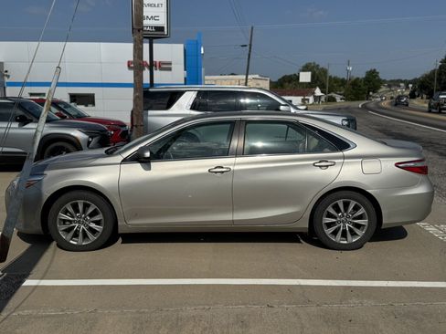 Used 2017 Toyota Camry XLE w/ Moonroof Package FWD image 4