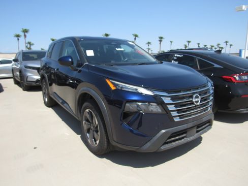 Used 2025 Nissan Rogue SV FWD image 2
