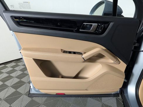 Certified 2023 Porsche Cayenne Platinum Edition image 25