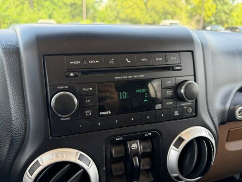 Used 2014 Jeep Wrangler Unlimited Sahara w/ Connectivity Group AWD/4WD image 16