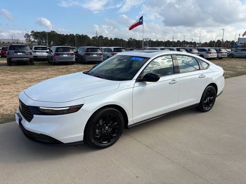 Certified 2025 Honda Accord SE image 4