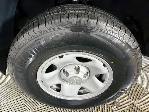 Used 2018 Toyota Tacoma SR image 11