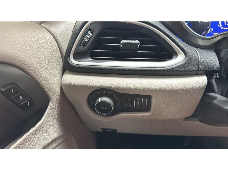 Used 2024 Chrysler Pacifica Touring-L FWD image 40