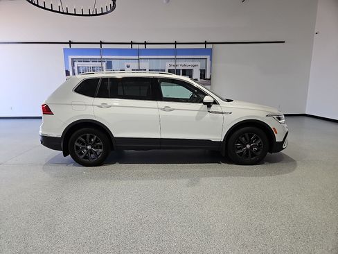 Used 2024 Volkswagen Tiguan SE w/ Panoramic Sunroof Package AWD/4WD image 15