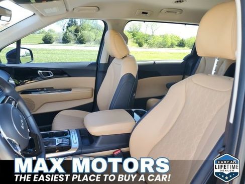 Used 2024 Kia Carnival EX FWD image 17