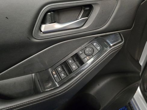 Used 2025 Nissan Rogue SV image 11