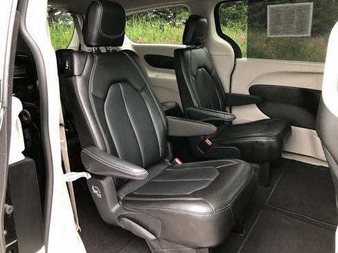 Used 2024 Chrysler Pacifica Touring-L image 27