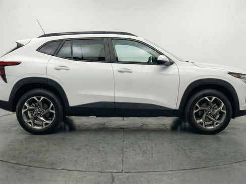 Used 2025 Chevrolet Trax LT FWD image 11