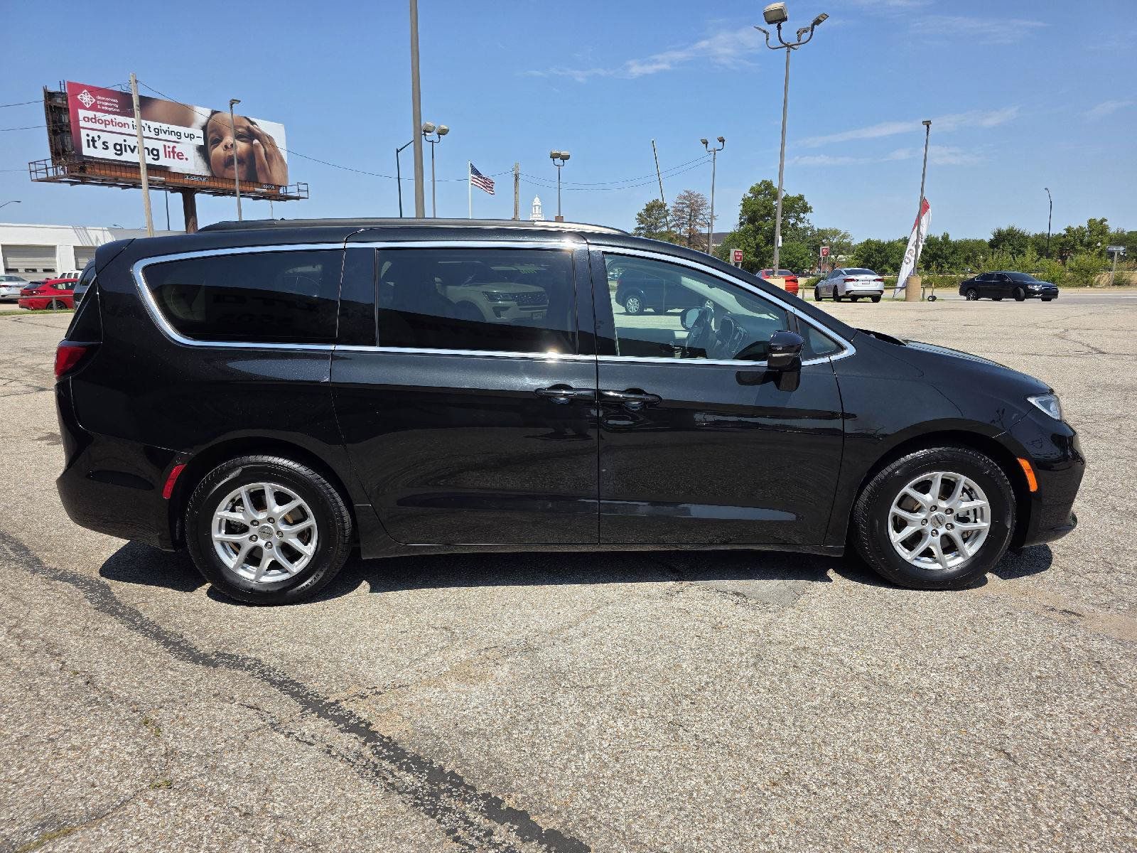 Used 2022 Chrysler Pacifica Touring-L FWD image 4