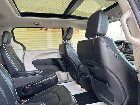 Used 2022 Chrysler Pacifica Limited image 5