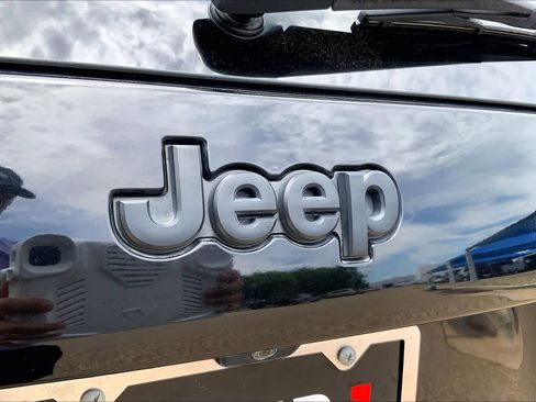 Used 2021 Jeep Cherokee Latitude FWD image 31