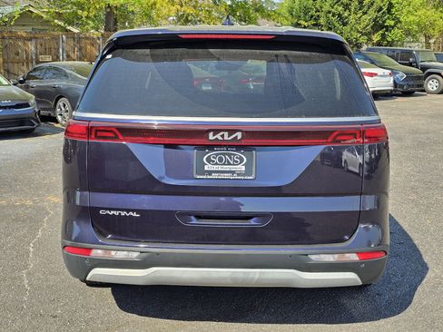 Used 2023 Kia Carnival LX image 7