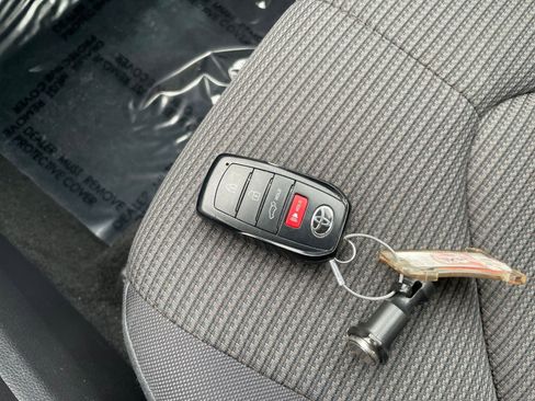 Used 2025 Toyota Highlander LE image 21