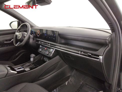 Used 2025 Hyundai Santa Cruz SE FWD image 32