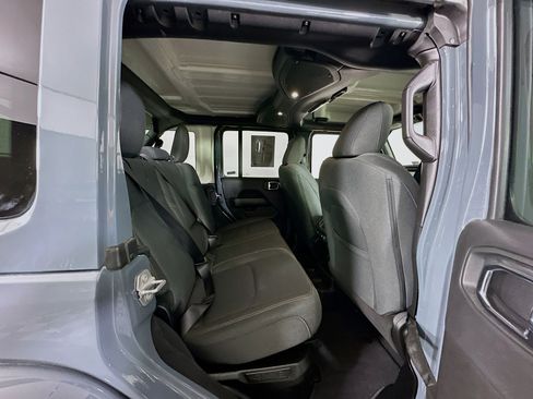 Used 2025 Jeep Wrangler Sahara image 28