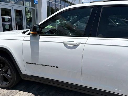 Used 2023 Jeep Grand Cherokee Limited w/ Black Appearance Package RWD image 3