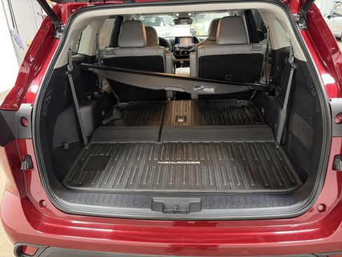 Used 2021 Toyota Highlander XLE AWD/4WD image 31
