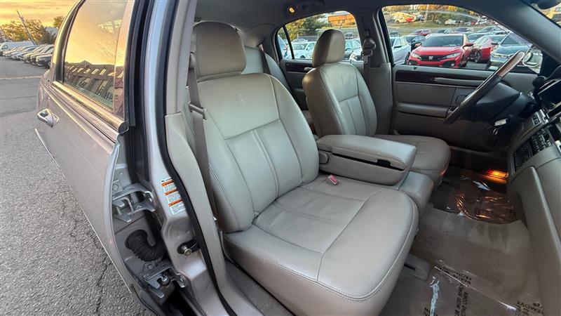 Used 2004 Lincoln Town Car Ultimate RWD image 10