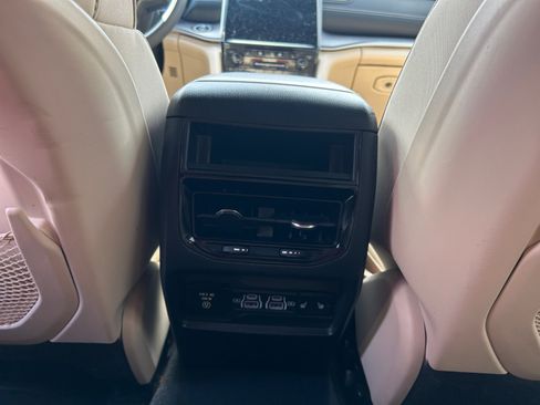 Used 2023 Jeep Grand Cherokee Limited w/ Luxury Tech Group II AWD/4WD image 31