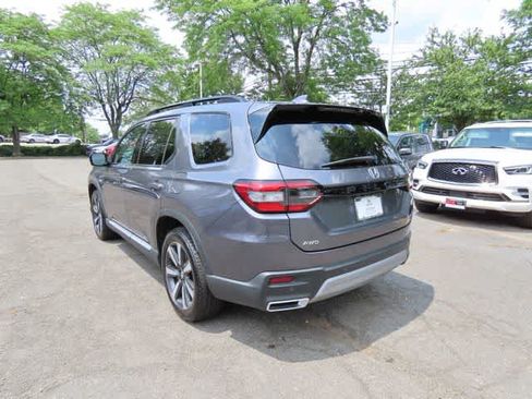 Used 2025 Honda Pilot Touring image 4
