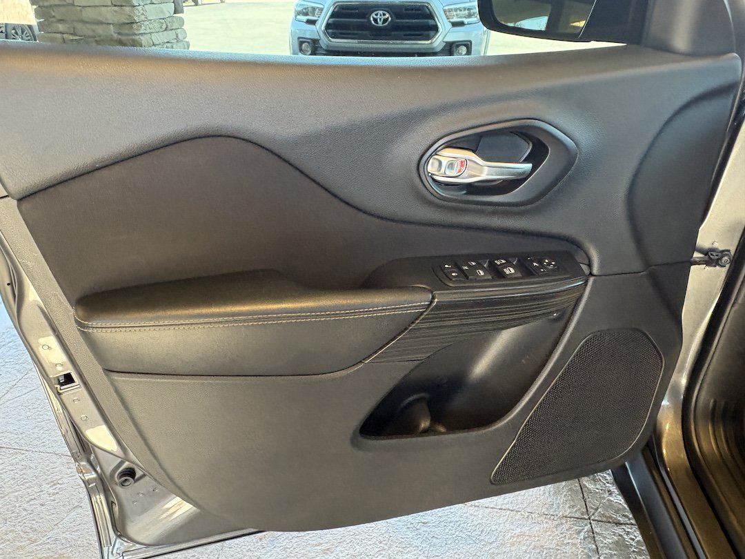 Used 2016 Jeep Cherokee Latitude w/ Cold Weather Group AWD/4WD image 19