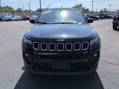 Used 2025 Jeep Compass Latitude AWD/4WD image 2