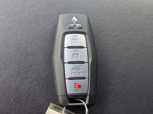 Used 2025 Mitsubishi Outlander SE FWD image 34
