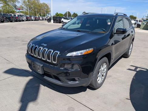 Used 2017 Jeep Cherokee Latitude w/ Cold Weather Group AWD/4WD image 21