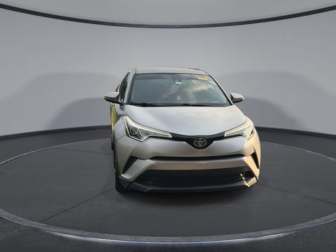 Used 2018 Toyota C-HR XLE FWD image 3