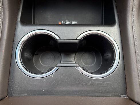 Used 2022 GMC Yukon SLT w/ SLT Premium Package image 18