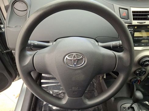 Used 2010 Toyota Yaris 4-Door Hatchback image 16