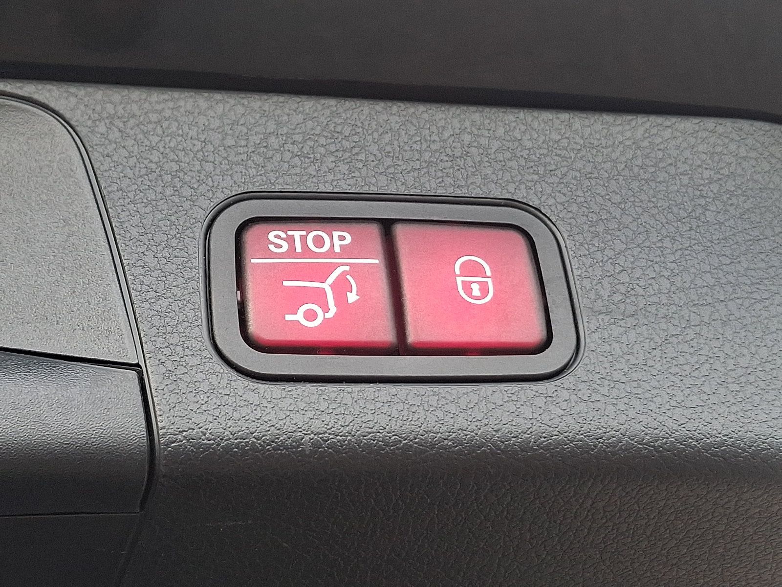 Used 2021 Mercedes-Benz GLB 250 4MATIC image 32