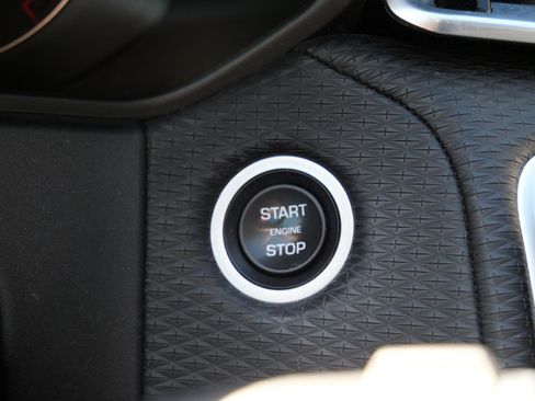 Used 2019 Land Rover Range Rover Velar S AWD/4WD image 28
