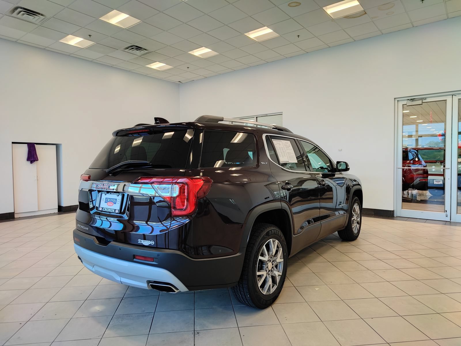Used 2021 GMC Acadia SLT FWD image 3