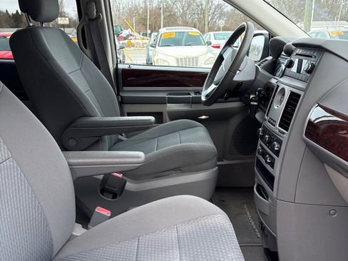 Used 2010 Chrysler Town & Country Touring image 15