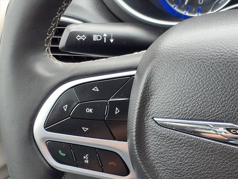 Used 2024 Chrysler Pacifica Touring-L image 25