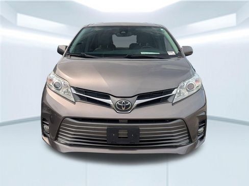 Used 2018 Toyota Sienna XLE FWD image 5